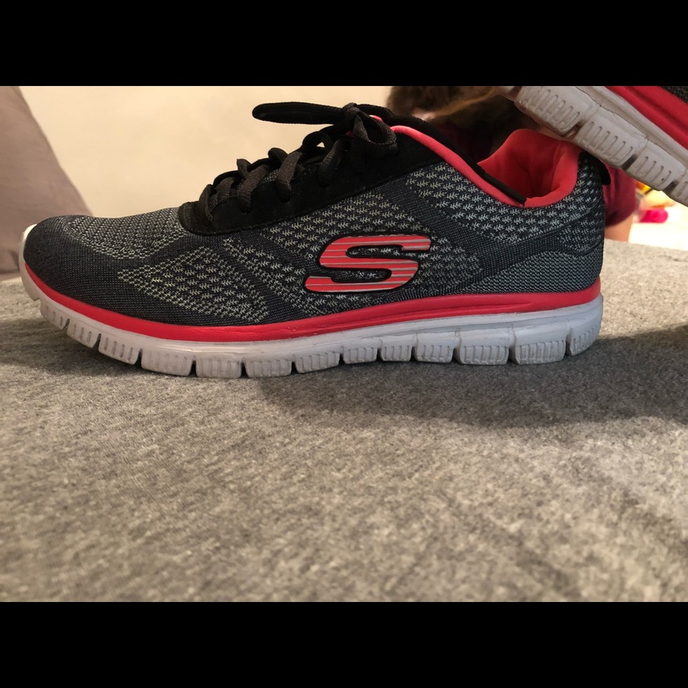 Women’s Skechers Size 10